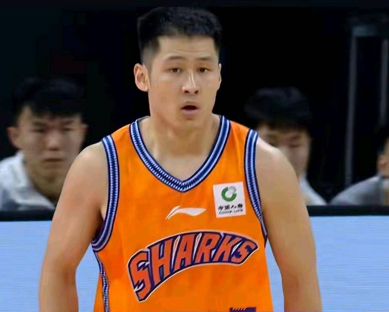 青岛队逆转新疆队，王哲林高光表现