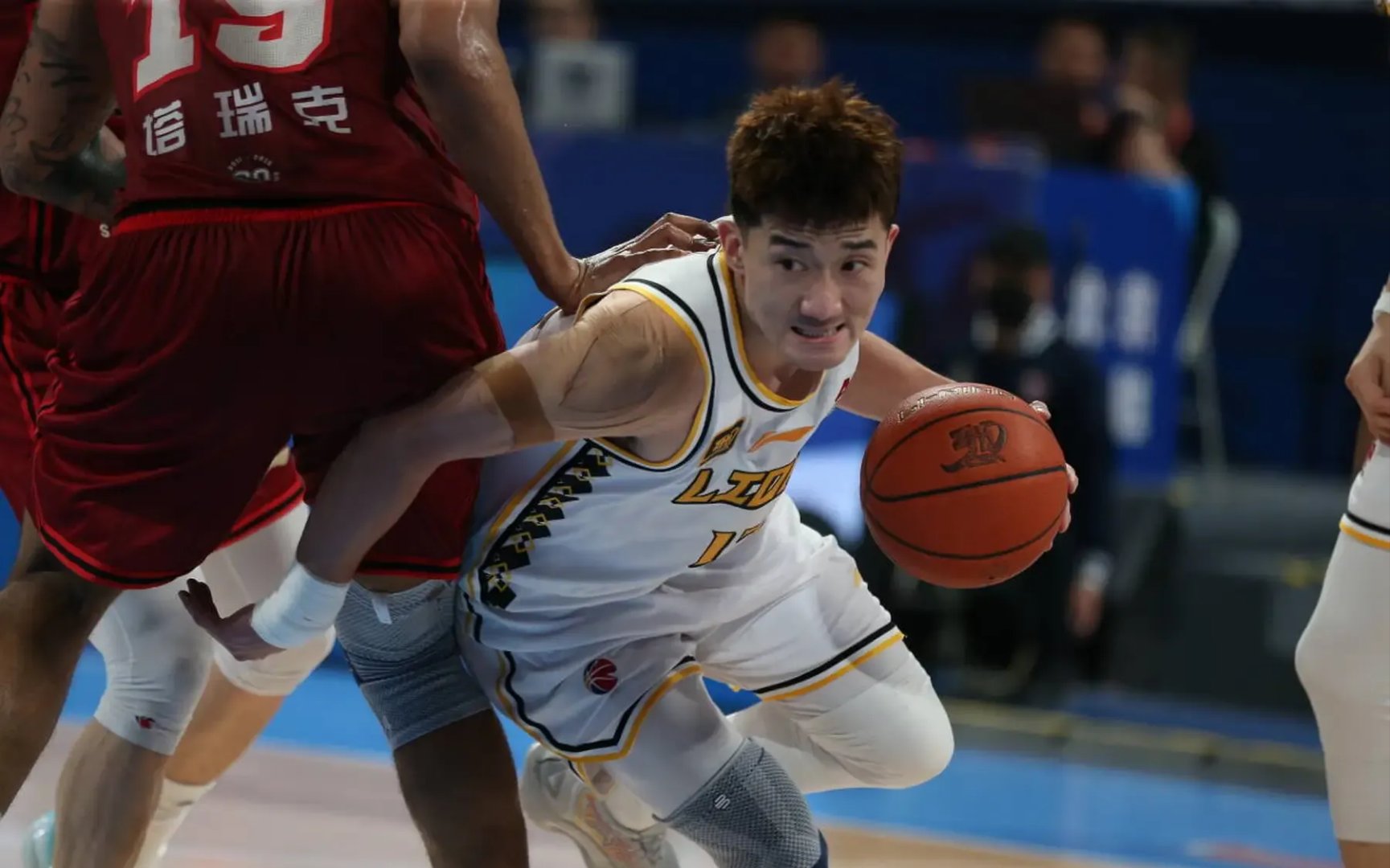 山东队鏖战江苏队,胡金秋刷新纪录 山东队鏖战江苏队,胡金秋刷新纪录